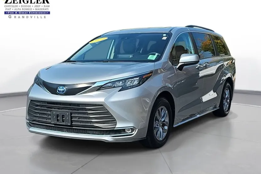 2024 Toyota Sienna XLE photo 1