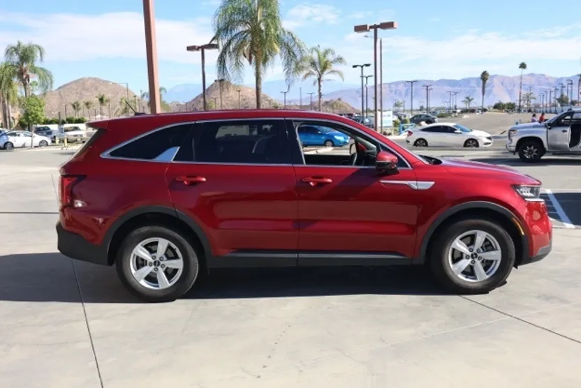 2023 Kia Sorento LX photo 1