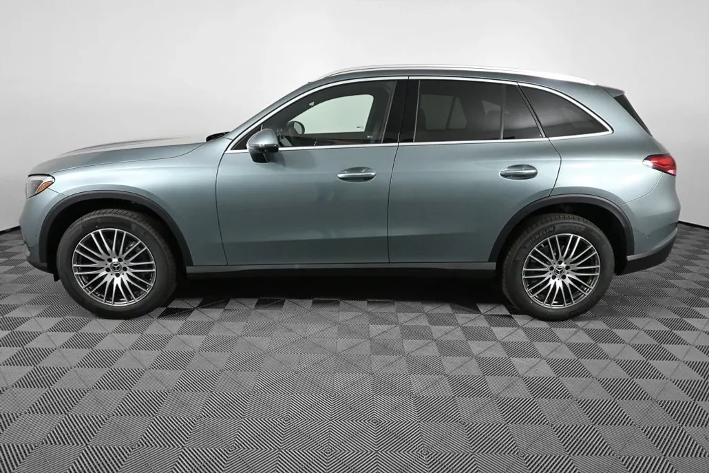 2026 Mercedes Benz GLC 300 photo 1