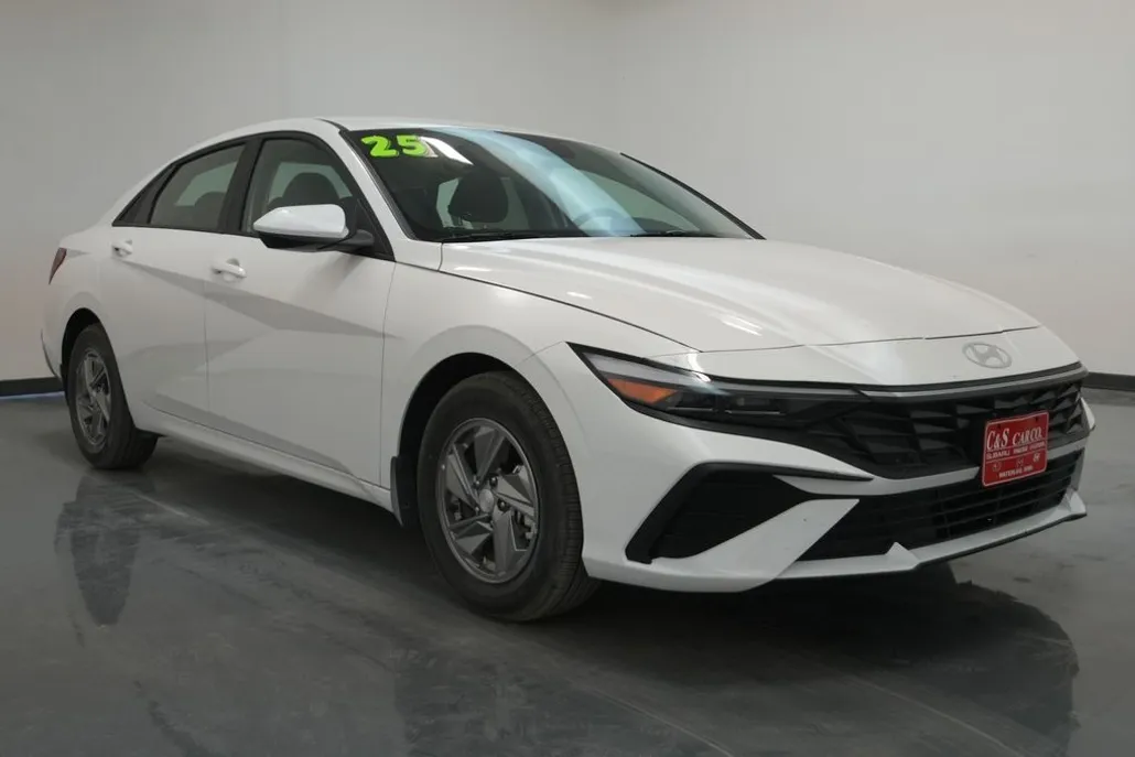 2025 Hyundai Elantra SE photo 1