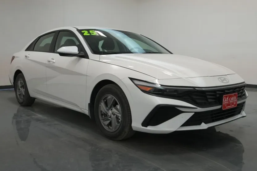 2025 Hyundai Elantra SE photo 1