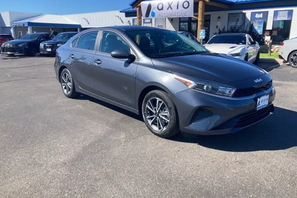 2023 Kia Forte LXS photo 1