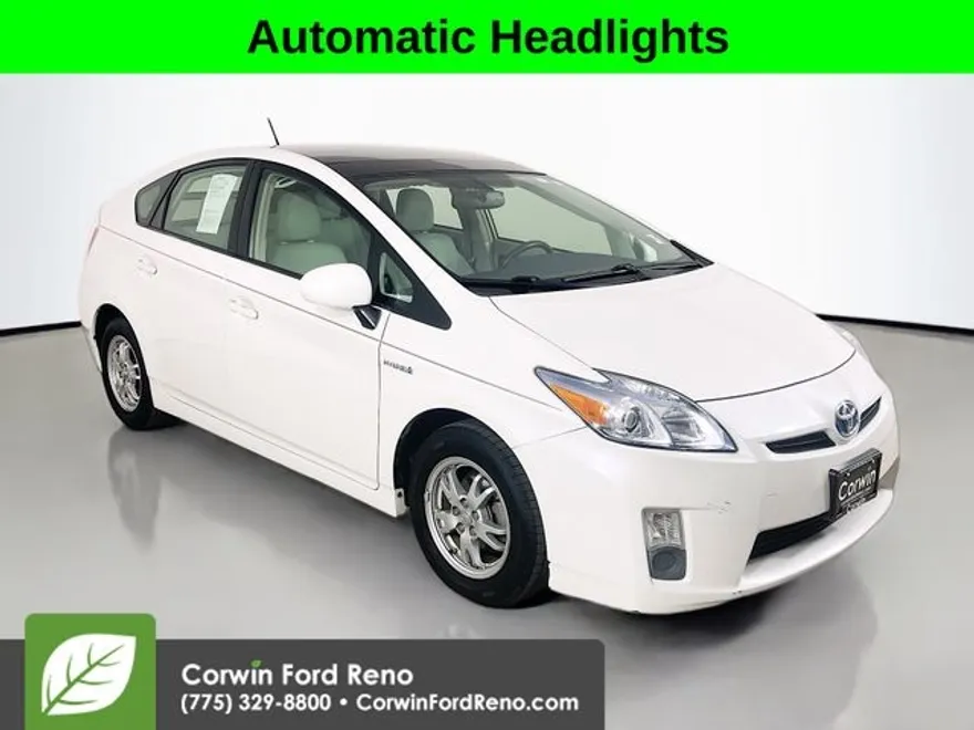 2010 Toyota Prius Four photo 1