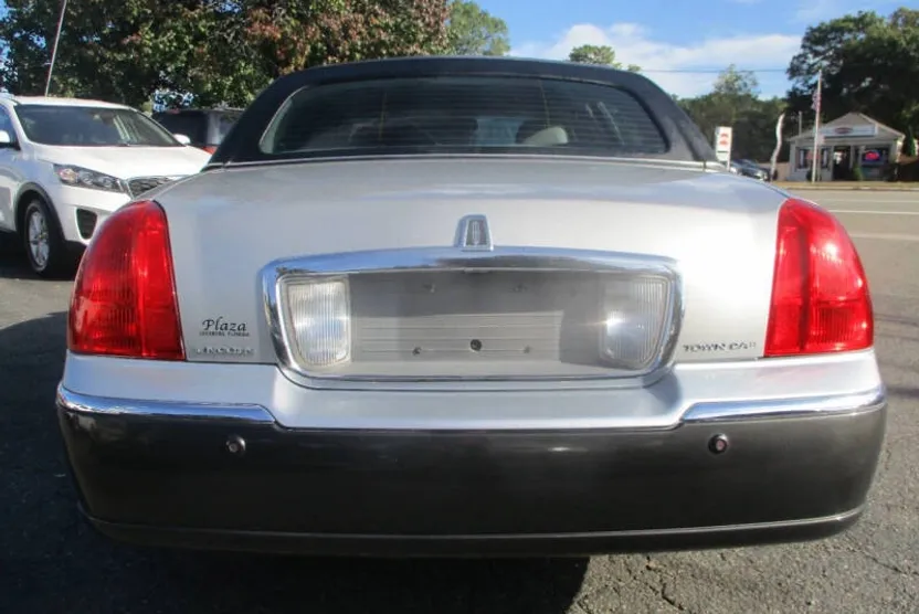 2005 Lincoln Town Car Signature photo 1