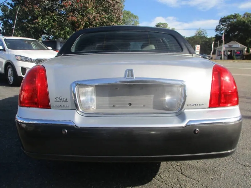 2005 Lincoln Town Car Signature photo 1