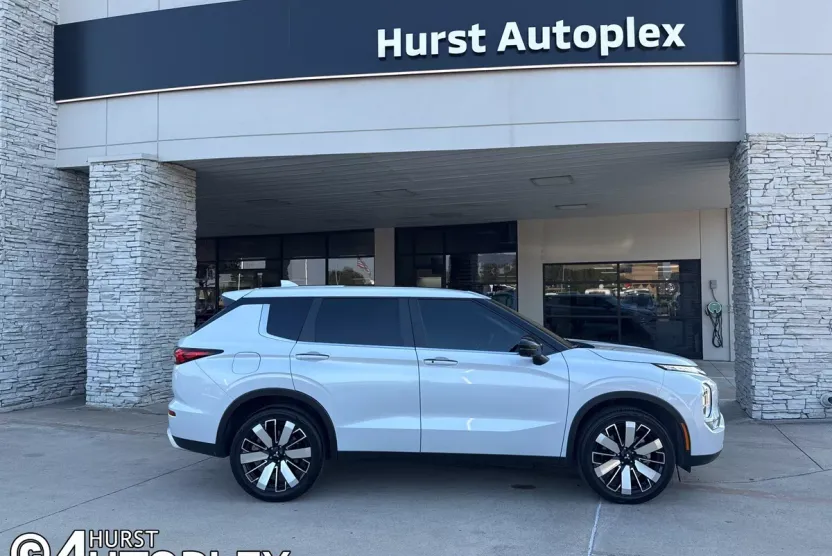 2024 Mitsubishi Outlander SE Black Edition photo 1