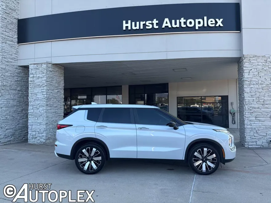 2024 Mitsubishi Outlander SE Black Edition photo 1