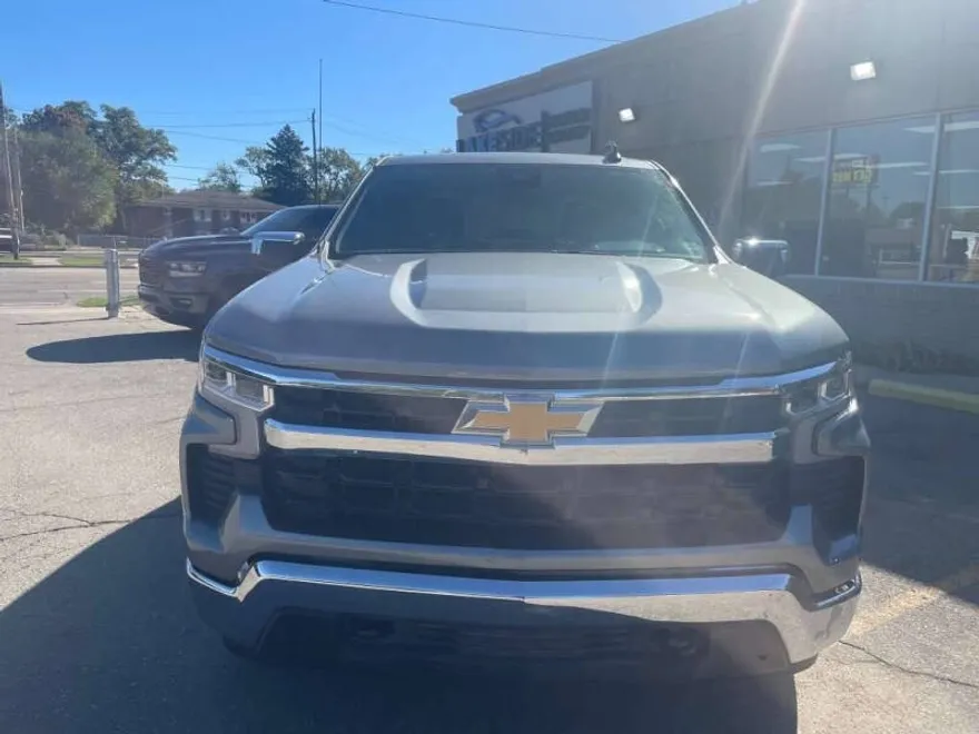 2025 Chevrolet Silverado 1500 LT photo 1