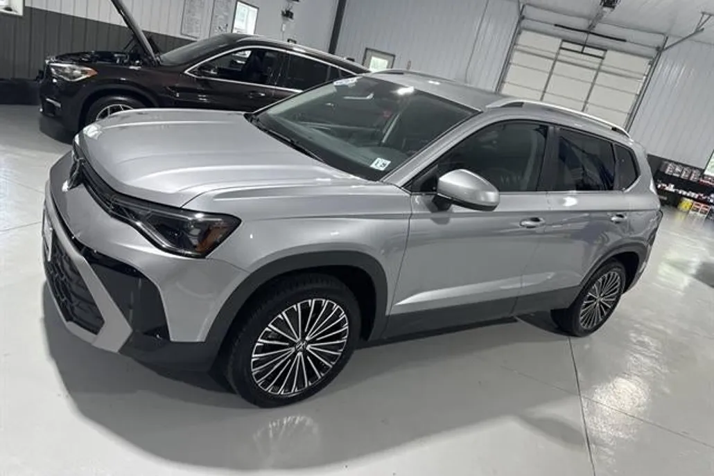 2025 Volkswagen Taos SE photo 1