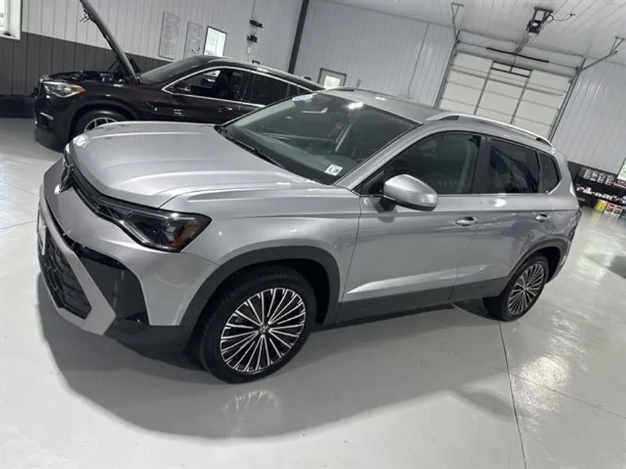2025 Volkswagen Taos SE photo 1
