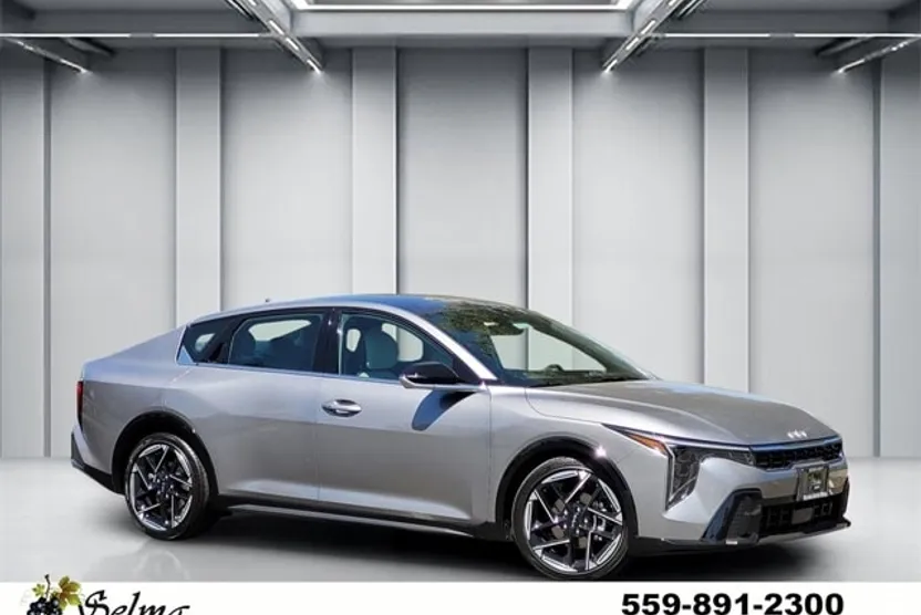 2025 Kia K4 GT-Line photo 1