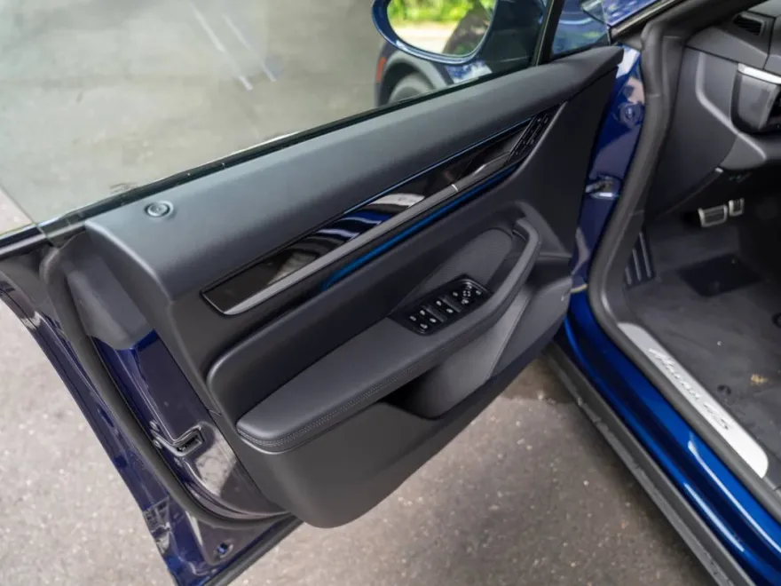 2025 Porsche Macan Electric photo 25