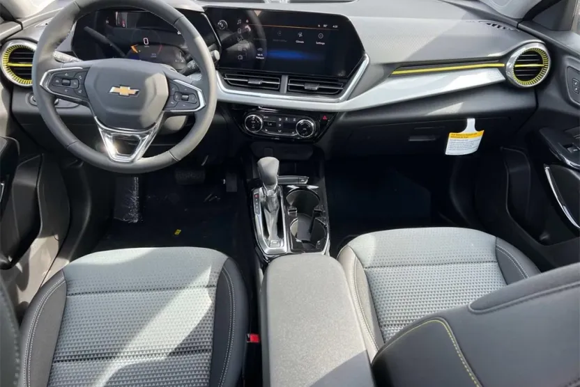 2025 Chevrolet Trax LT photo 1
