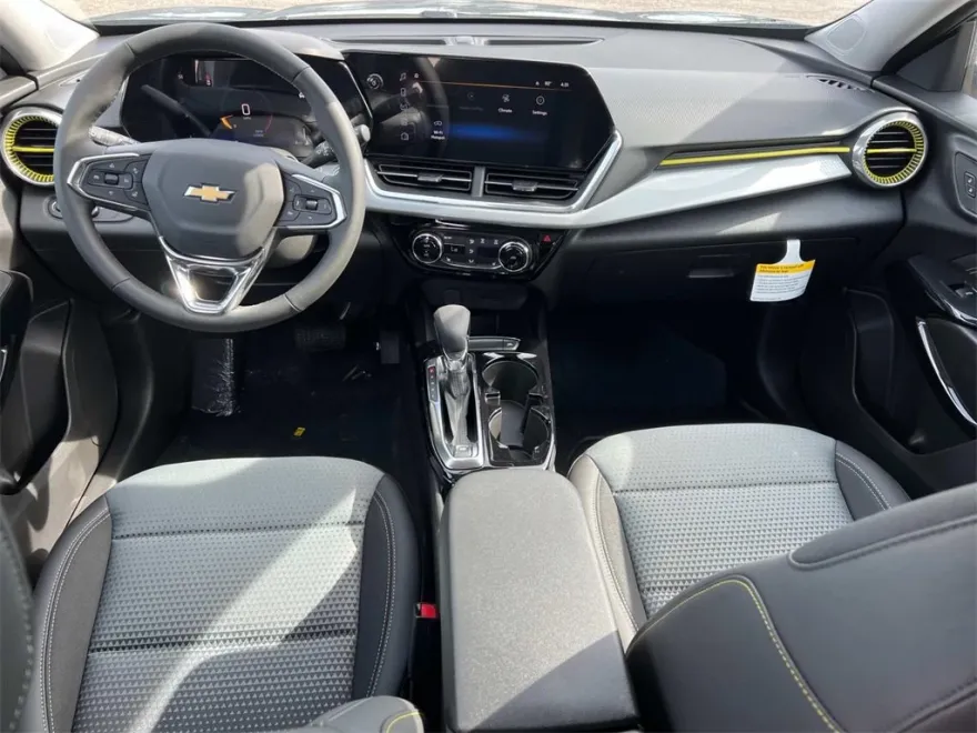2025 Chevrolet Trax LT photo 1