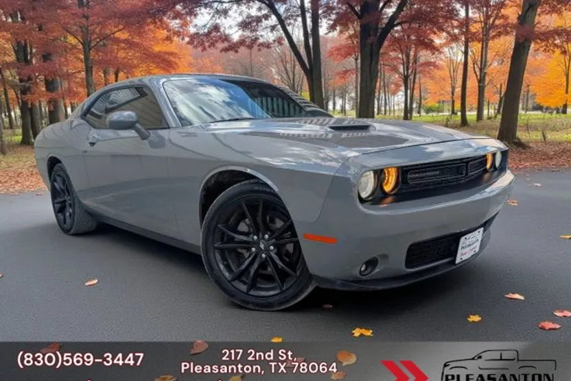 2017 Dodge Challenger SXT photo 1