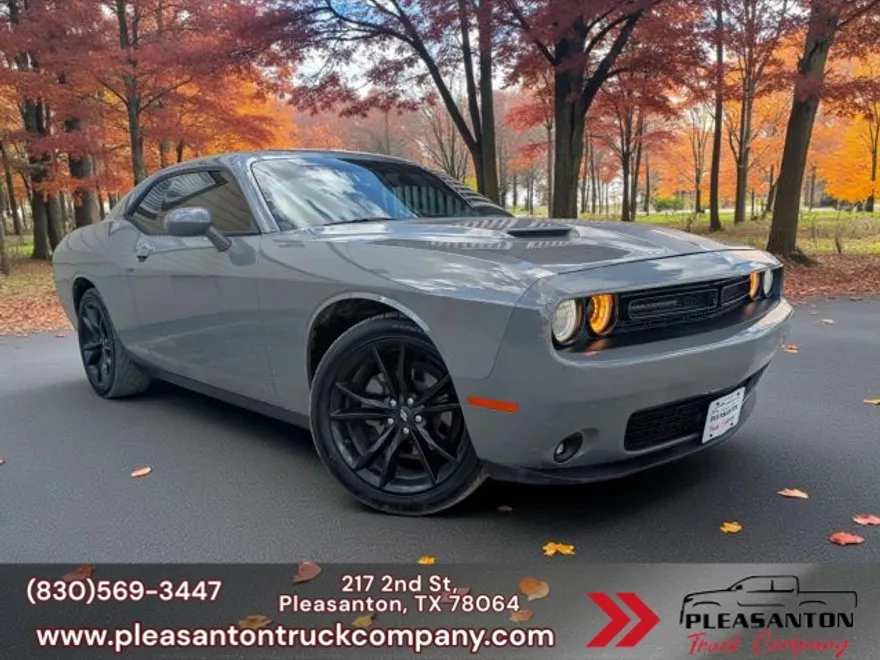2017 Dodge Challenger SXT photo 1