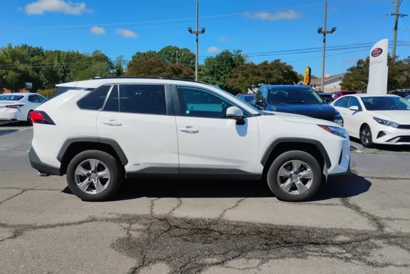 2024 Toyota RAV4 Hybrid XLE photo 1