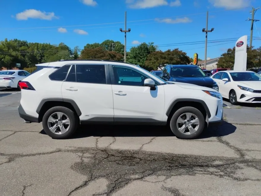 2024 Toyota RAV4 Hybrid XLE photo 1