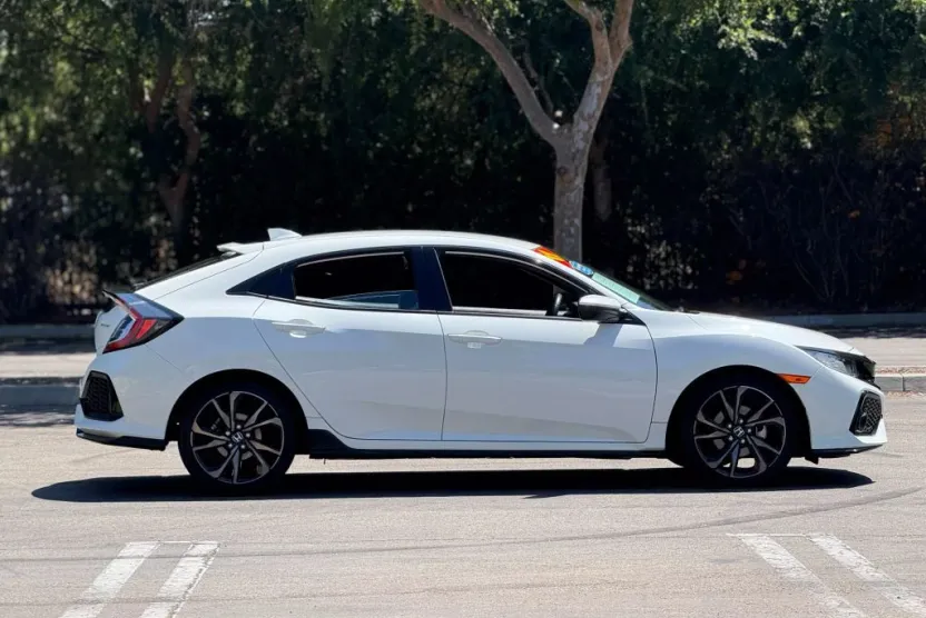 2017 Honda Civic Sport Hatchback photo 1