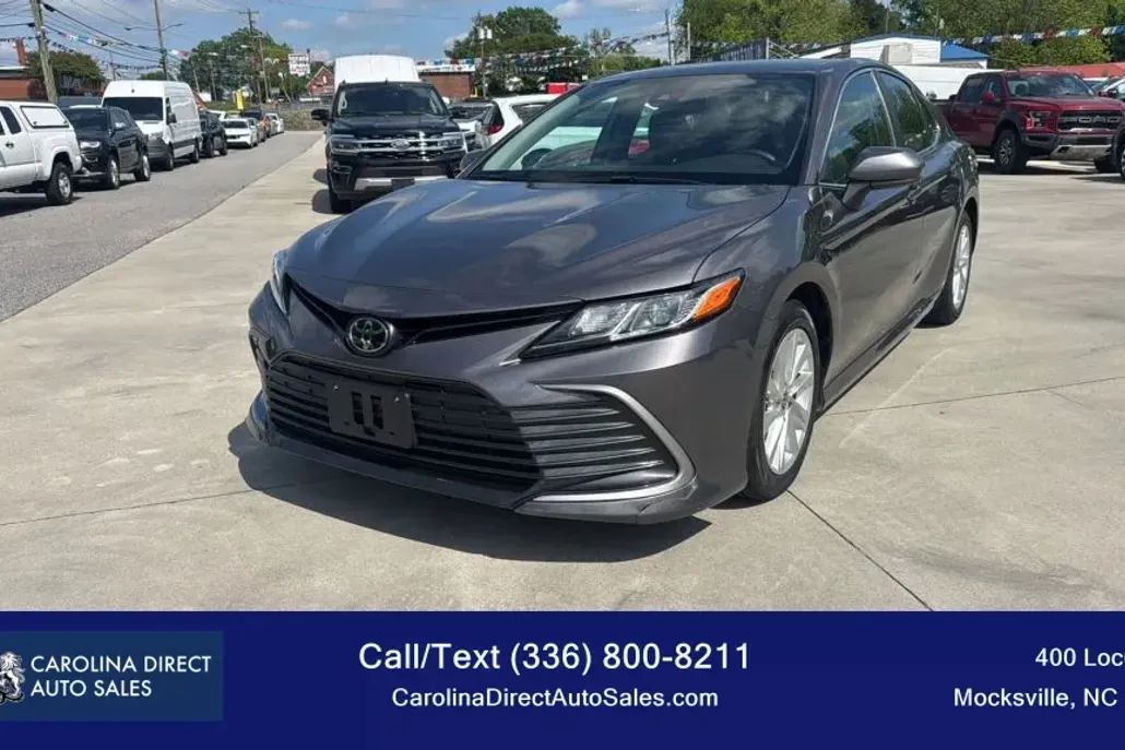 2023 Toyota Camry LE photo 1