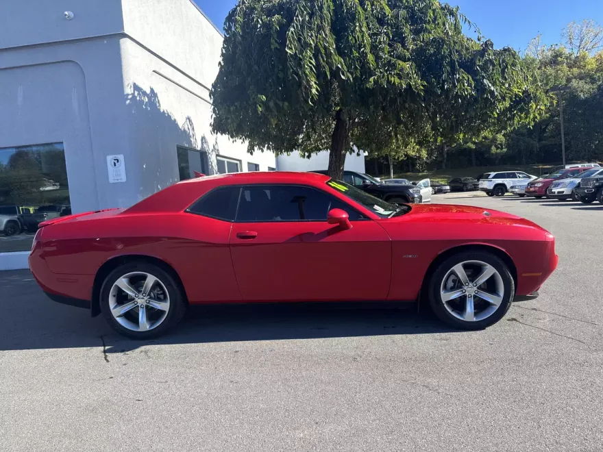 2016 Dodge Challenger SXT Plus photo 1