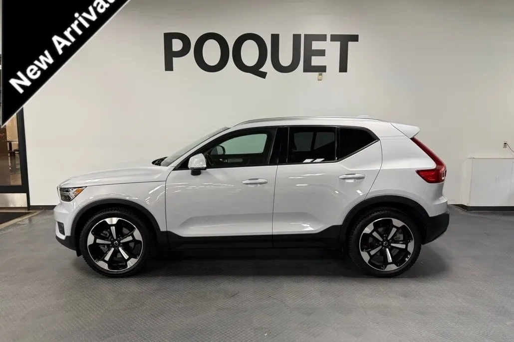 2020 Volvo XC40 Momentum photo 1