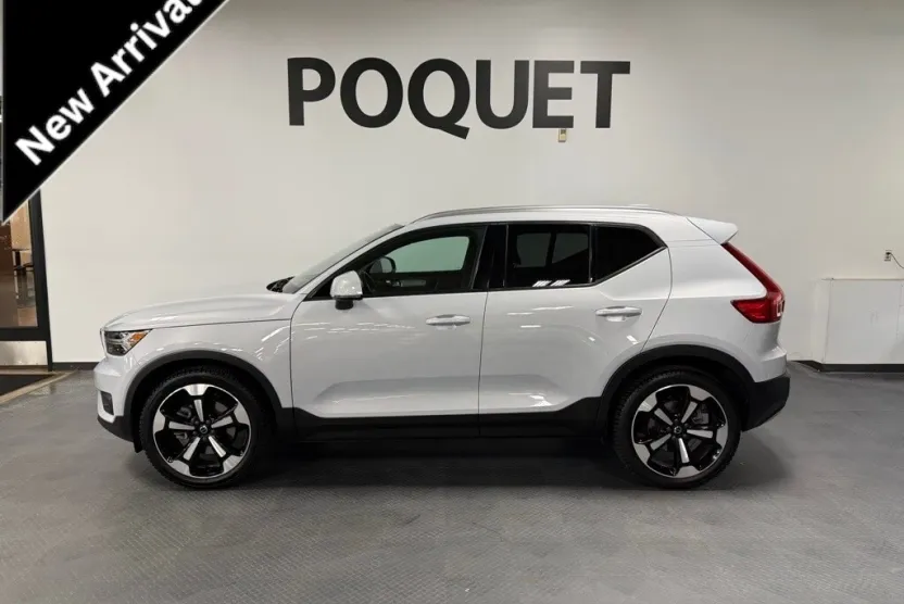 2020 Volvo XC40 Momentum photo 1