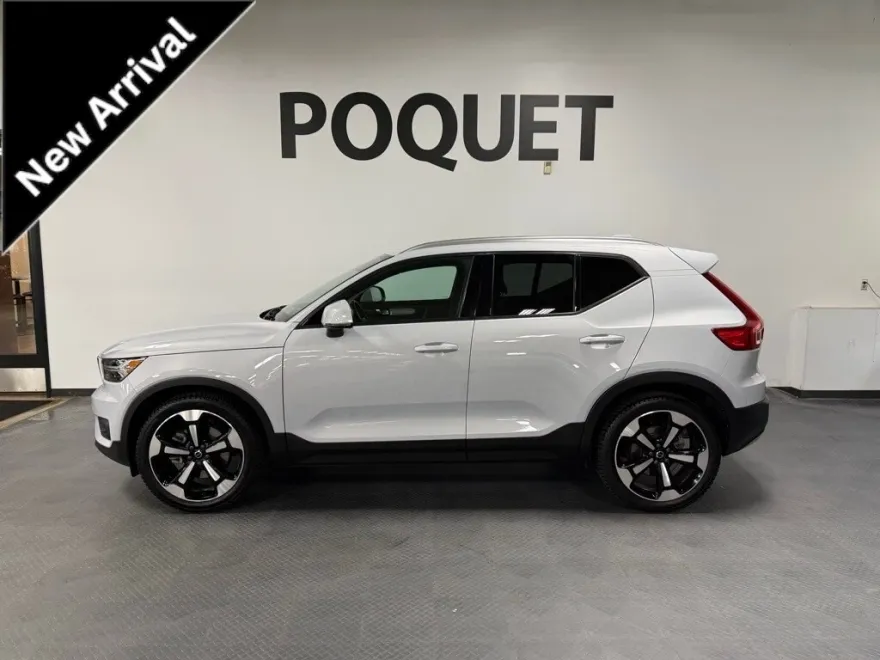 2020 Volvo XC40 Momentum photo 1