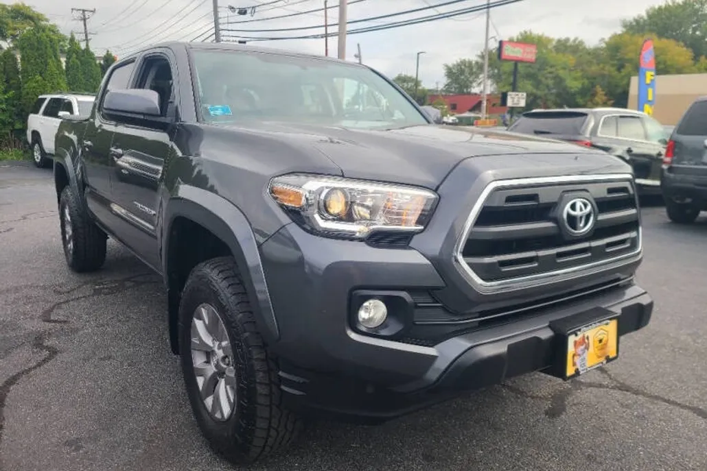 2017 Toyota Tacoma SR5 V6 photo 1