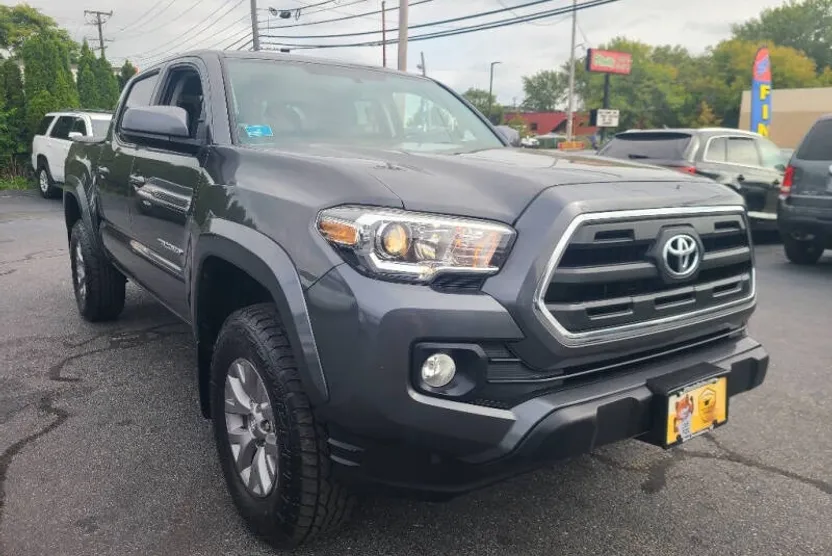 2017 Toyota Tacoma SR5 V6 photo 1