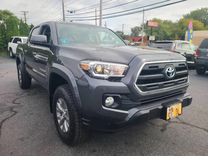 2017 Toyota Tacoma SR5 V6 photo 1