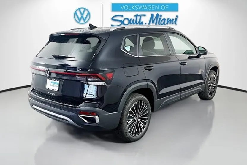 2025 Volkswagen Taos SE photo 1