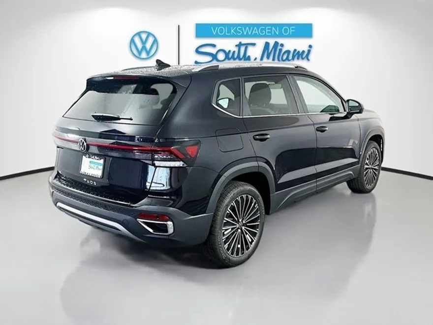 2025 Volkswagen Taos SE photo 1