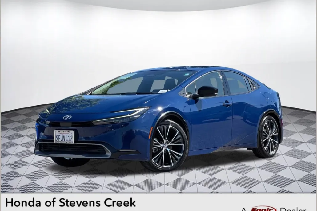 2023 Toyota Prius LE photo 1