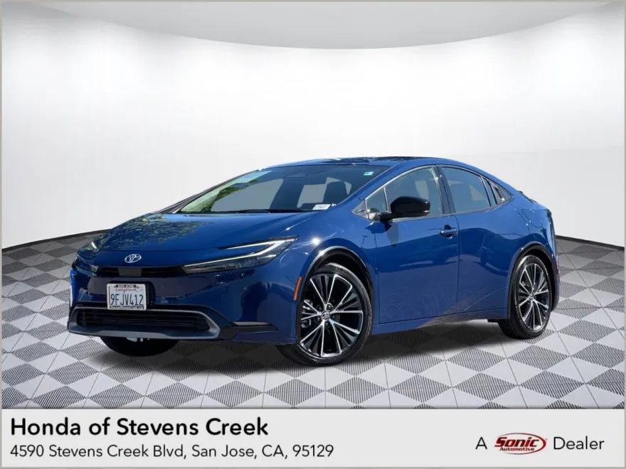 2023 Toyota Prius LE photo 1