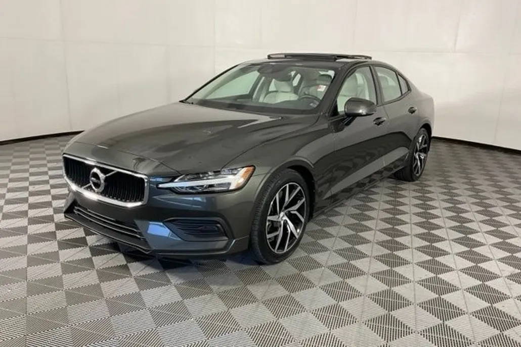 2020 Volvo S60 T6 Momentum photo 1