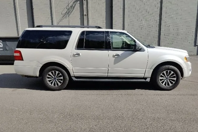 2017 Ford Expedition XLT photo 1