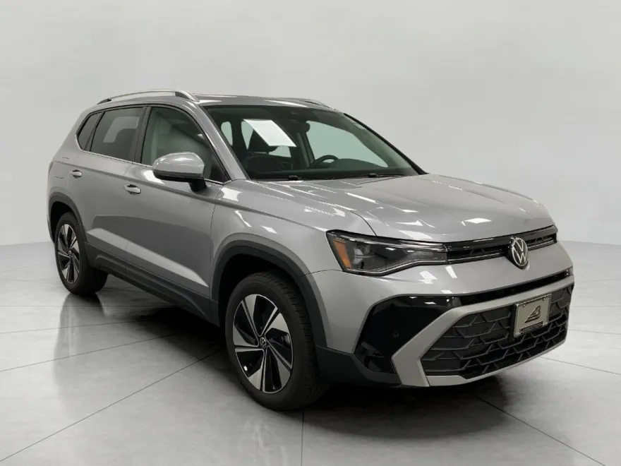 2025 Volkswagen Taos SE photo 1