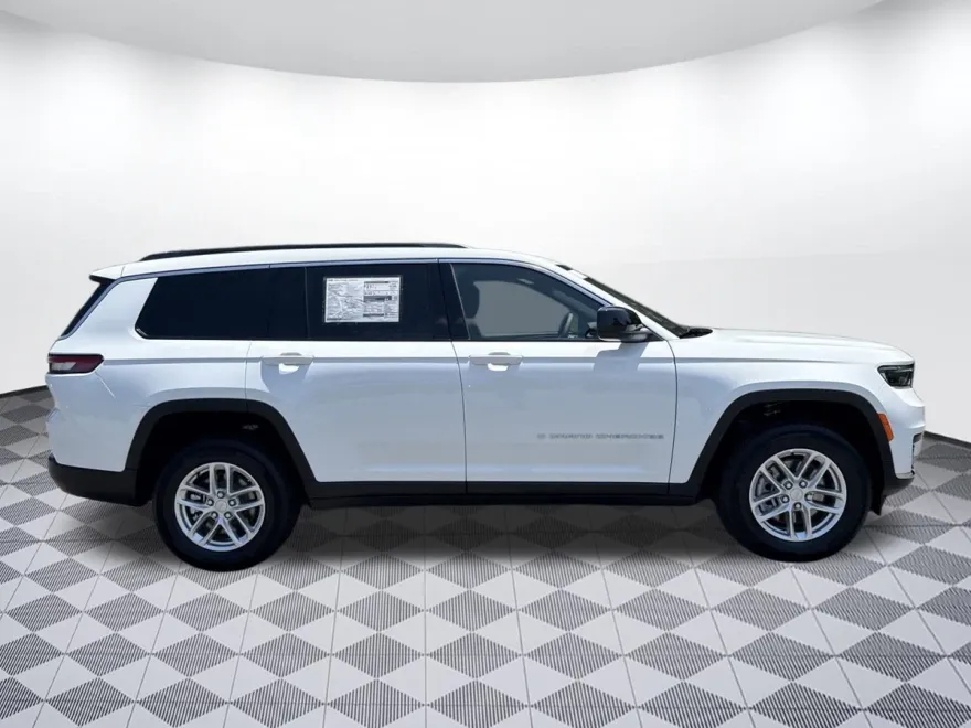 2025 Jeep Grand Cherokee Laredo photo 1