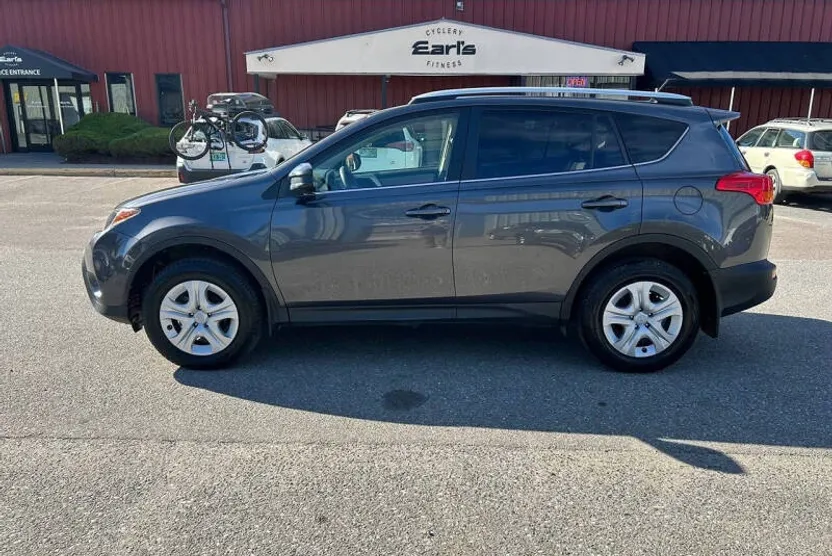 2015 Toyota RAV4 LE photo 1