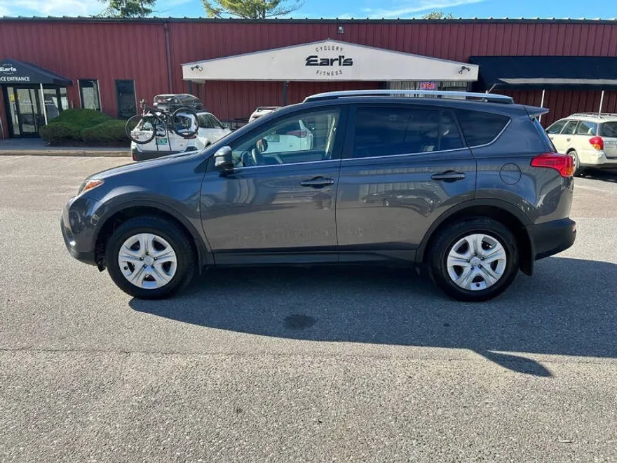 2015 Toyota RAV4 LE photo 1