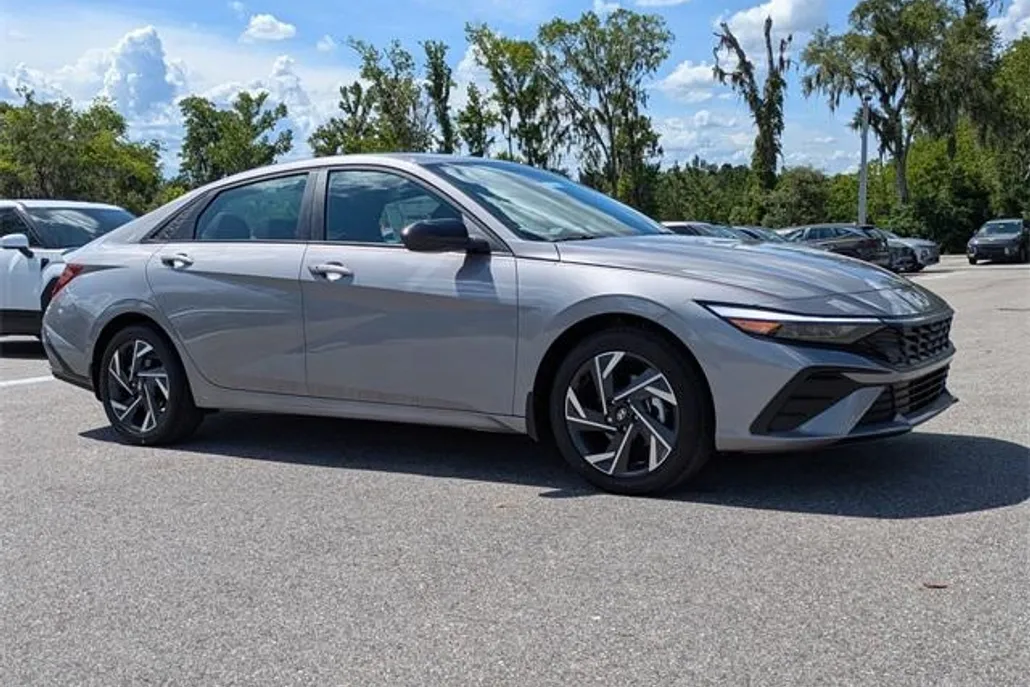 2025 Hyundai Elantra SEL Sport photo 1