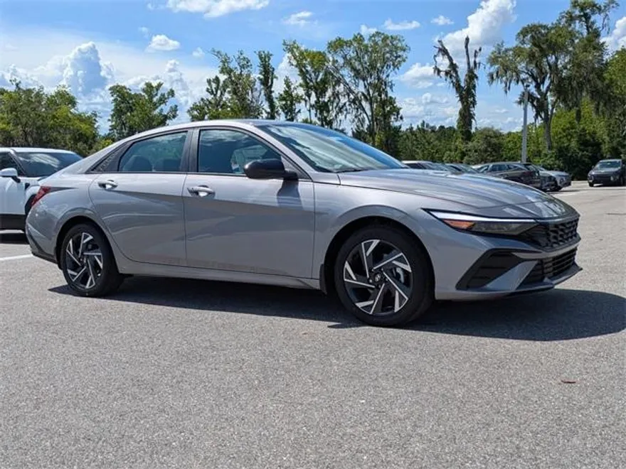 2025 Hyundai Elantra SEL Sport photo 1