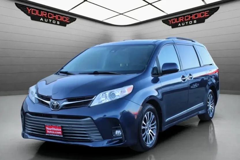 2019 Toyota Sienna XLE photo 1