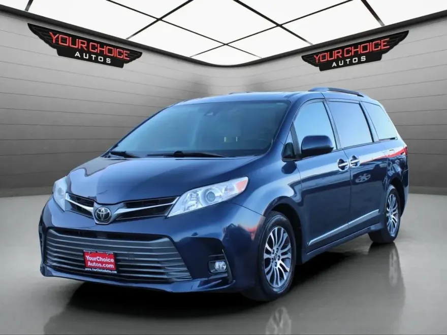 2019 Toyota Sienna XLE photo 1