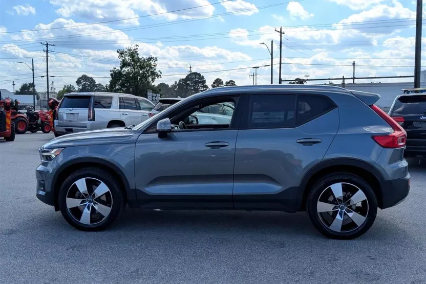 2019 Volvo XC40 T5 Momentum AWD photo 1