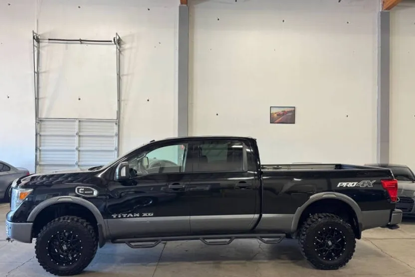 2017 Nissan Titan PRO-4X photo 1