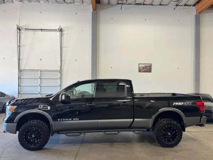 2017 Nissan Titan PRO-4X photo 1