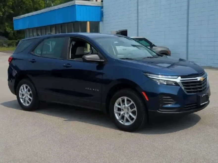 2023 Chevrolet Equinox LS photo 1