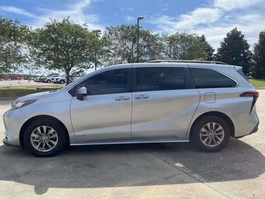 2021 Toyota Sienna XLE photo 1